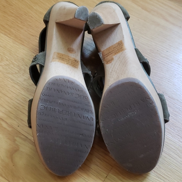 NIB Banana Republic Bethel Olive Suede Heels - Picture 6 of 9